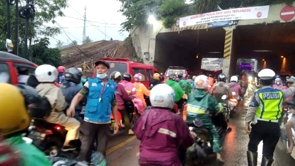 Giat Laskar Nasional bersama Kepolisian Urai Kemacetan di Jalan Raya